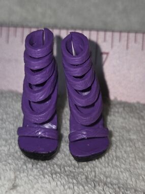 Mattel Monster High Cleo I Heart Shoes Purple Strappy Doll Heeled Sandals